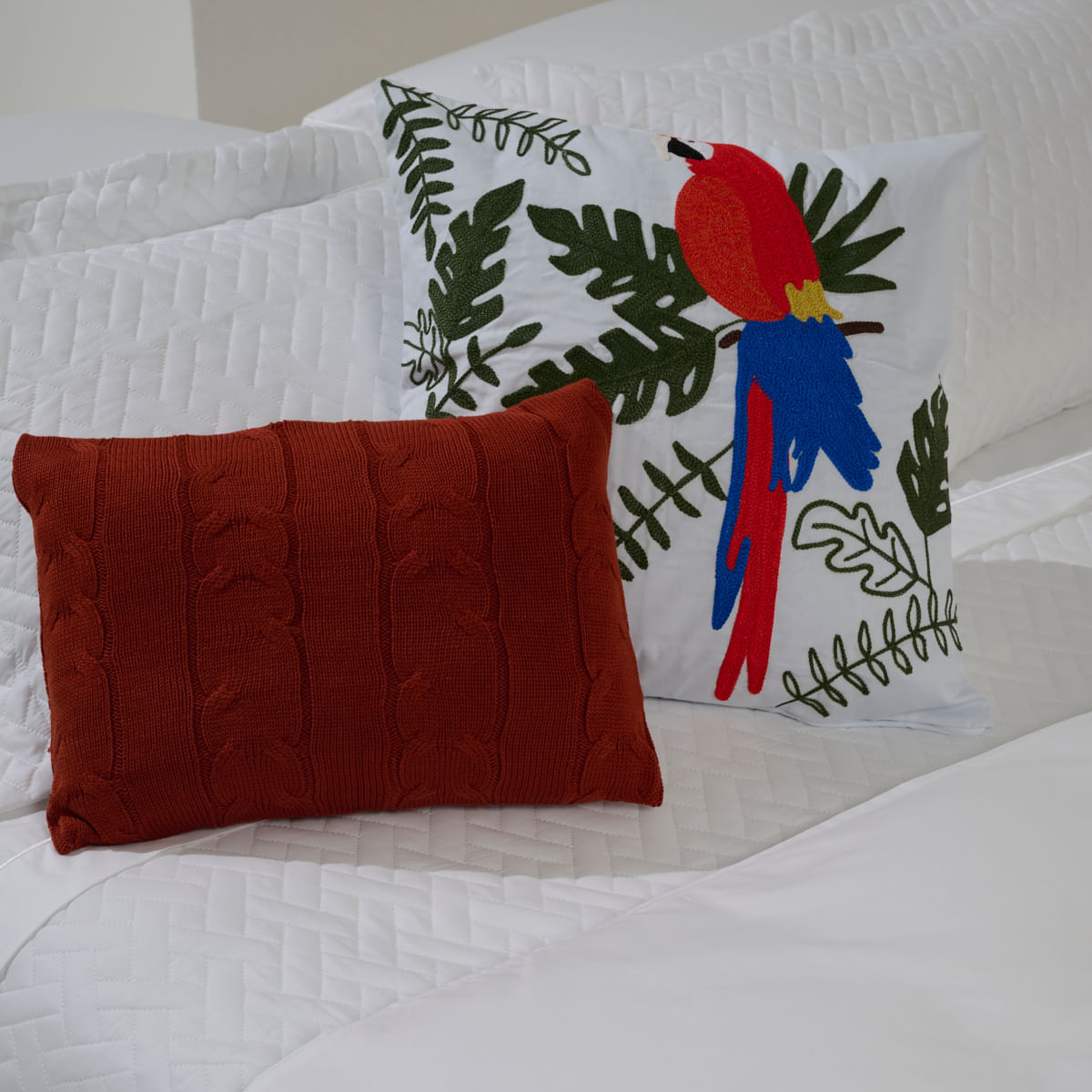 01 01 0482 Capa de Almofada Arara Branco Azul + 01 01 0504 Capa de Almofada Frape Cobre Escuro 001